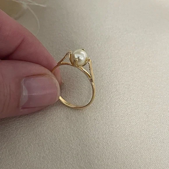 18k Gold Filled Pearl Dainty Ring - Picture 4 of 7